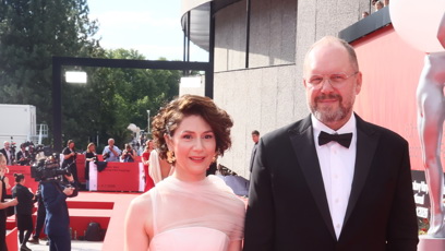FOTO: Martha Issová s manželem na červeném koberci.