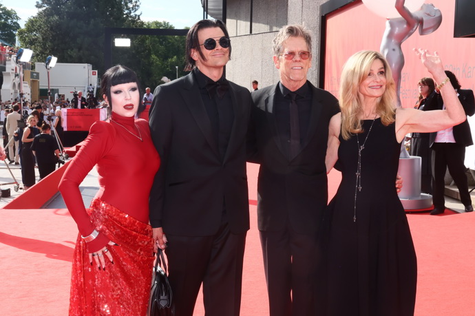 FOTO: Kevin Bacon se ženou, synem Travisem a jeho přítelkyní. – stránka 4
