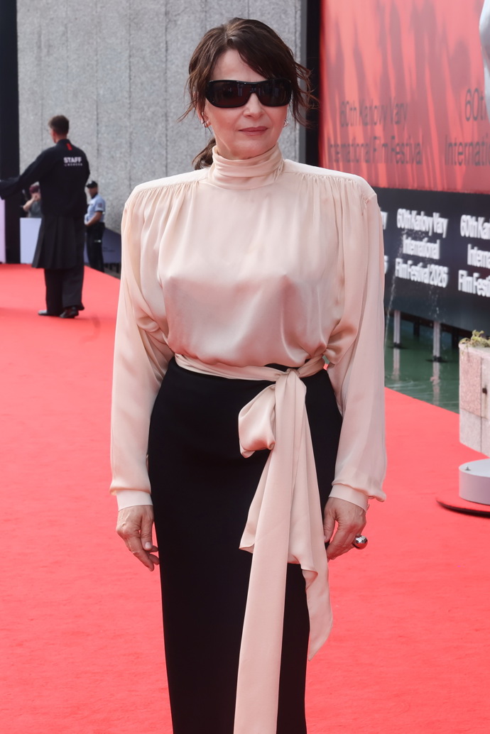 FOTO: Juliette Binoche na červeném koberci. – stránka 16