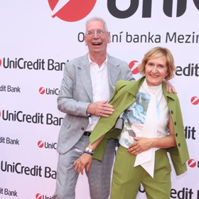 S manželkou Ivanou se letos objevili na tradičním luxusním večírku na karlovarské kolonádě.
