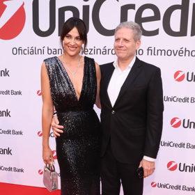 Filantropka a modelka Kateřina Sokolová vynesla šperky Klenoty Aurum v hodnotě 1 150 000 Kč. O doprovod se postaral její partner, miliardář Martin Wichterle. 