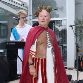 Petr Janda se letos převtělil do mocného vládce Julia Caesara. 