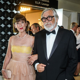 Andrea Bartošková volí elegantní, ale vždy originální modely a poloprůhledné prvky jsou mnohdy jejich nedílnou součástí.
