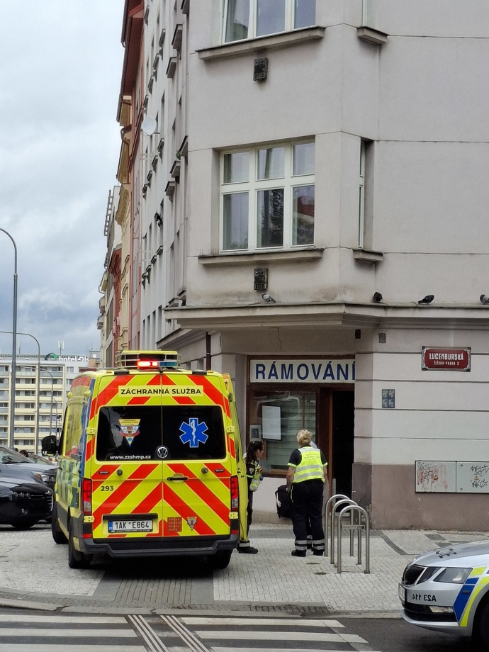 FOTO: Záchranáři před obchodem v Lucemburské ulici. – stránka 5