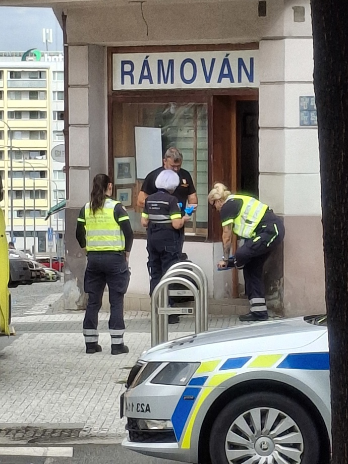 FOTO: Záchranáři si oblékají speciální návleky. – stránka 7