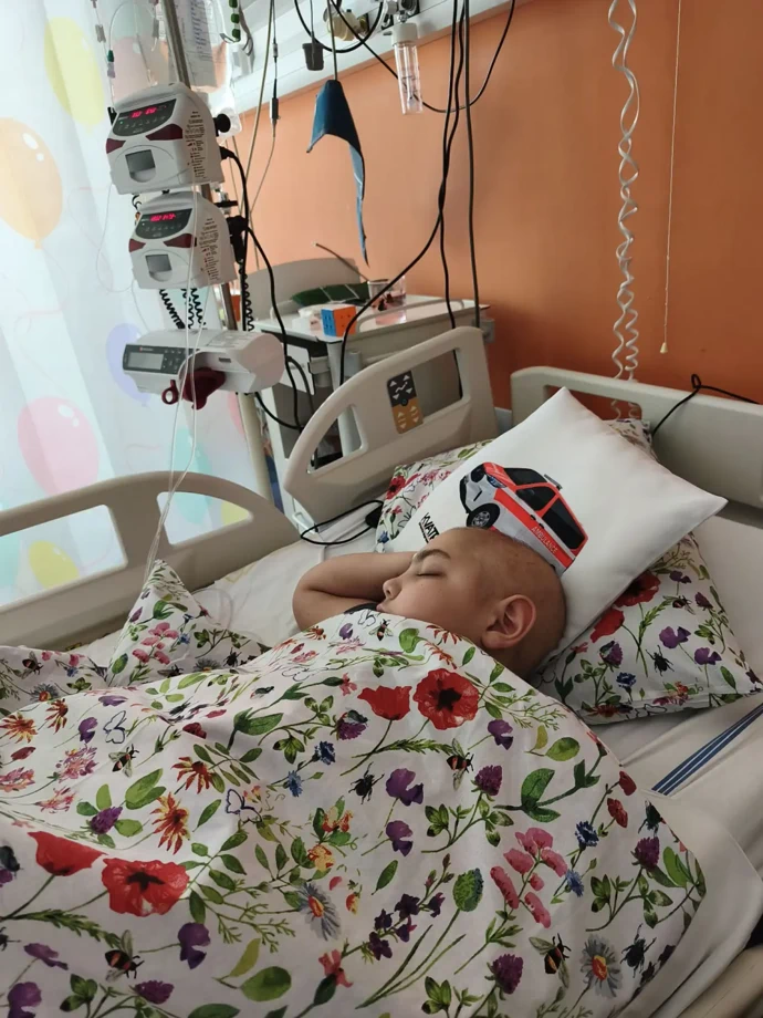 FOTO: Místo hraní s kamarády tráví většinu času v pražské nemocnici. – stránka 9
