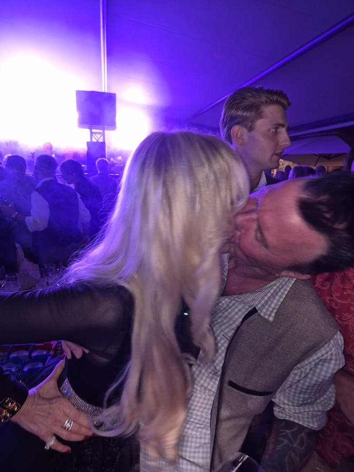 FOTO: Dolly Buster při divoké líbačce. – stránka 15