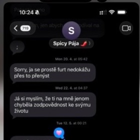 S konverzace vyplývá, že se jí snažil Pavel několikrát kontaktovat. Neúspěšně.
