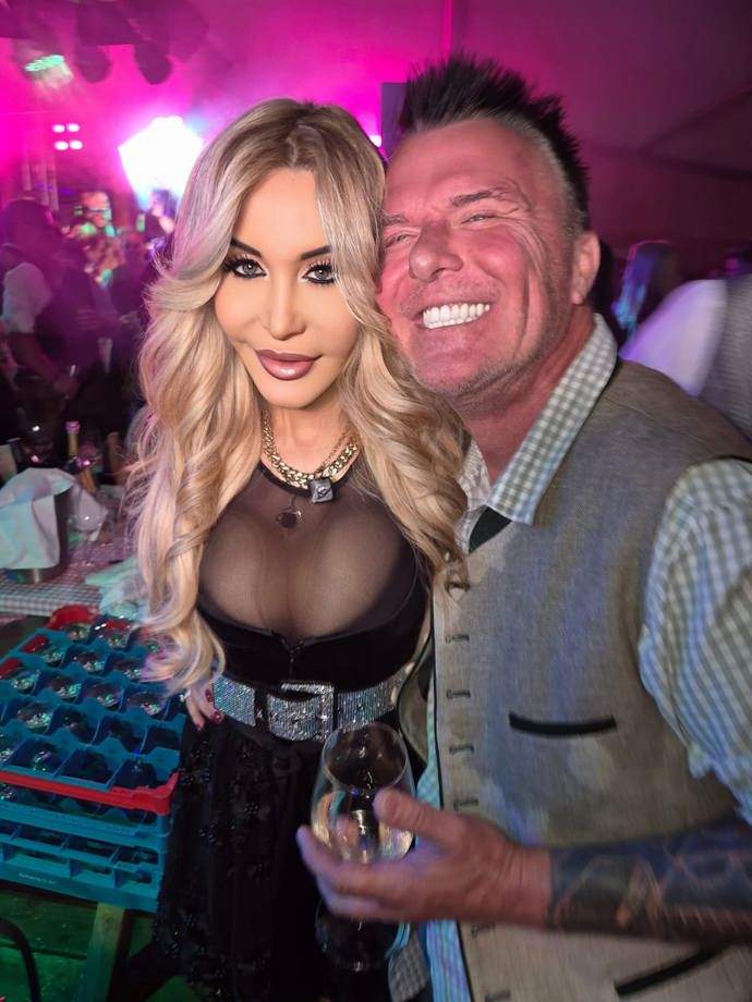 FOTO: Tento pán má smůlu, Dolly do postele nedostane. – stránka 13