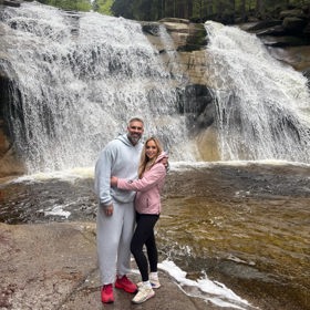 Společně zažívají velkou romantiku a hlavně vytvářejí pokojnou rodinu pro Rafíka. 