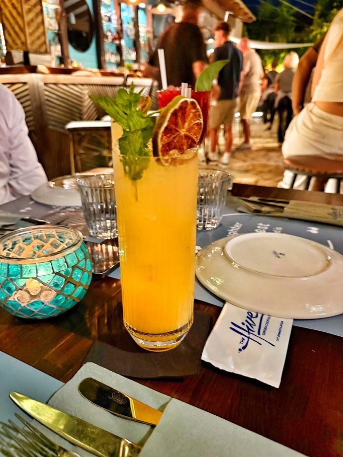 FOTO: Drink nesmí chybět. – stránka 12