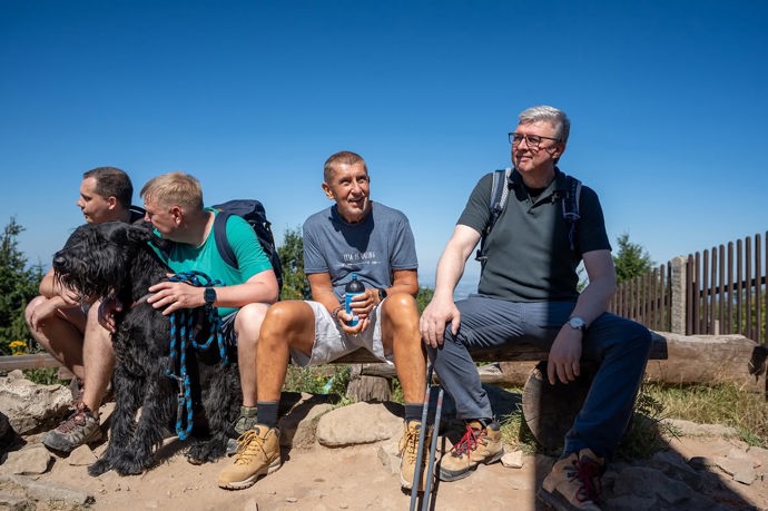 FOTO: Vládní představitelé ANO vyrazili na Lysou horu. – stránka 32
