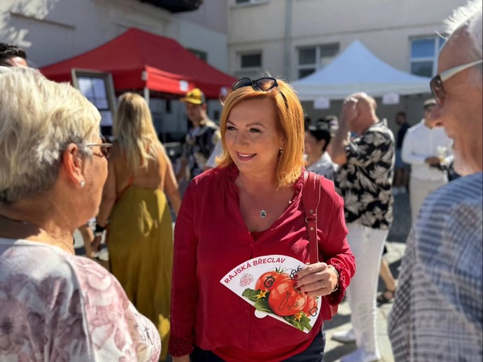 FOTO: Alena Schillerová vyrazila na Slavnosti rajčat do Břeclavi. – stránka 6