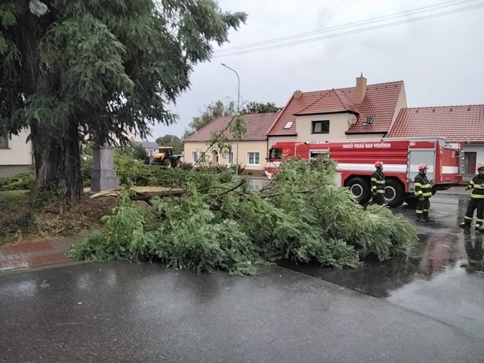 FOTO: Silný vítr během bouřek lámal stromy a větve. – stránka 4
