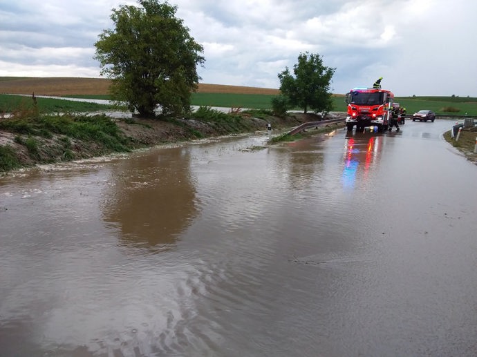 FOTO: Přívalový déšť zaplavil také silnice. – stránka 3