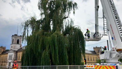 FOTO: Následky bouřek odstraňovali hasiči i pomocí výškové techniky.