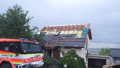 FOTO: Silný vítr poškodil také střechy domů.