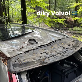 Auto je naštěstí ochránilo.