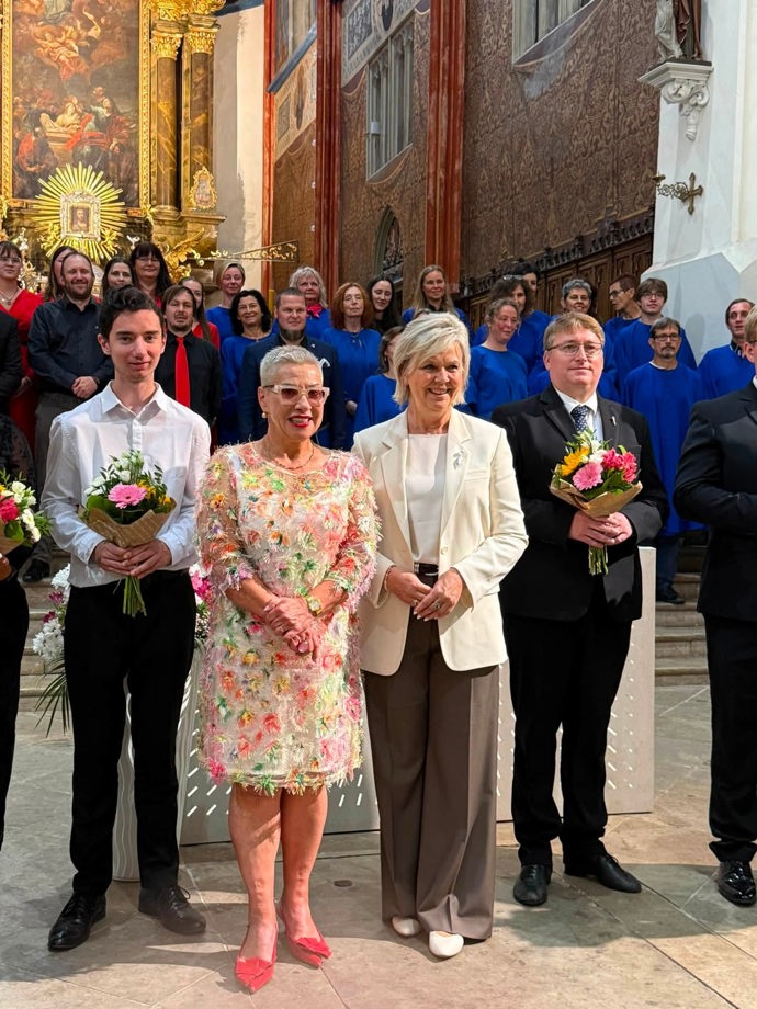 FOTO: První dáma Eva Pavlová a operní pěvkyně Dagmar Pecková se zúčastnily zahájení hudebního festivalu Zlatá Pecka v Chrudimi. – stránka 71