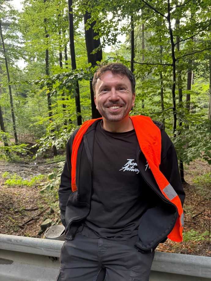 FOTO: Thom Artway měl autonehodu. – stránka 3