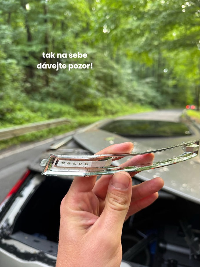 FOTO: Thom Artway měl autonehodu. – stránka 2