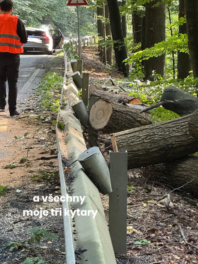 FOTO: Thom Artway měl autonehodu. – stránka 1