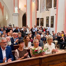 Dagmar Pecková po boku Evy Pavlové na slavnostním zahájení hudebního festivalu Zlatá Pecka v Chrudimi.