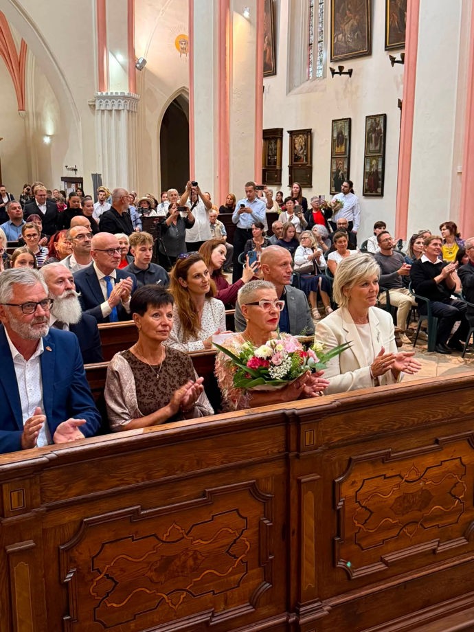FOTO: Dagmar Pecková po boku Evy Pavlové na slavnostním zahájení hudebního festivalu Zlatá Pecka v Chrudimi. – stránka 70