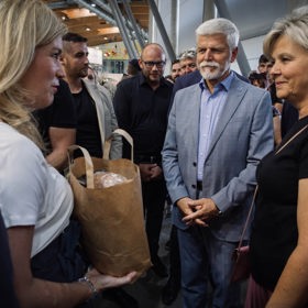 Prezident Petr Pavel zavítal s manželkou na veletrh země živitelka.