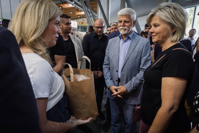 FOTO: Prezident Petr Pavel zavítal s manželkou na veletrh země živitelka. – stránka 76