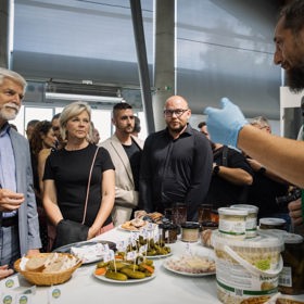 Prezident Petr Pavel ochutnal spolu s manželkou místní dobroty.