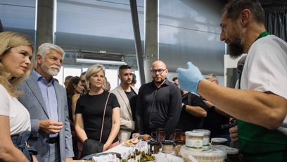 FOTO: Prezident Petr Pavel ochutnal spolu s manželkou místní dobroty.
