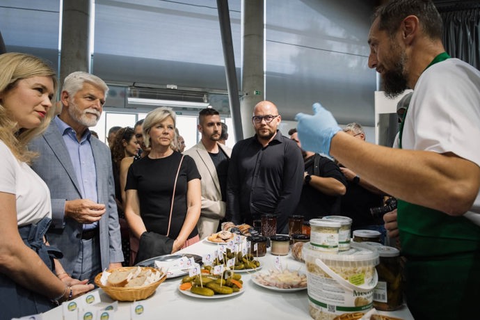 FOTO: Prezident Petr Pavel ochutnal spolu s manželkou místní dobroty. – stránka 73