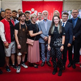 Prezident Petr Pavel zavítal s manželkou na veletrh země živitelka.