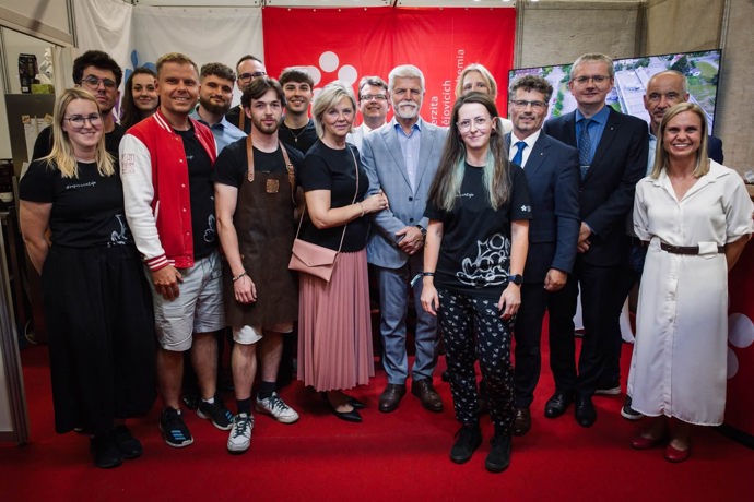 FOTO: Prezident Petr Pavel zavítal s manželkou na veletrh země živitelka. – stránka 72