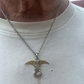 Přívěsek s okřídlenou kytarou byl původně dárek od kamaráda z Colorada. 