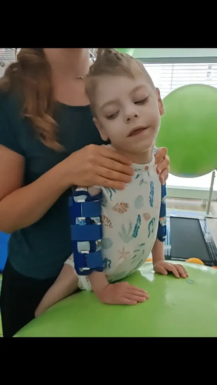 FOTO: Michálek je v péči maminky. – stránka 12