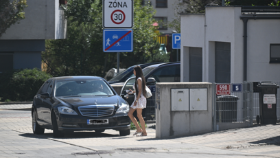 FOTO: Lela Ceterová před svým domem.