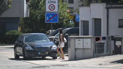 FOTO: Lela Ceterová před svým domem.