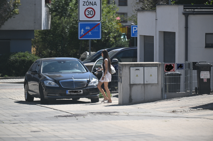 FOTO: Lela Ceterová před svým domem. – stránka 12