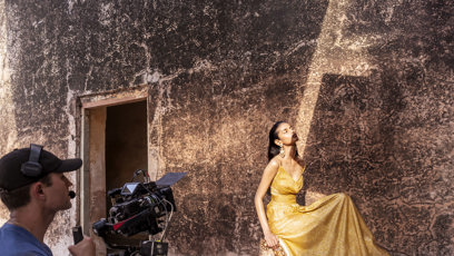 FOTO: Pirelli odhaluje první backstage snímky z příprav ikonického kalendáře. Letošním tématem je Indie.