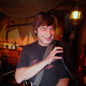 Působí také v hardrockové kapele Míchačky betonu. 