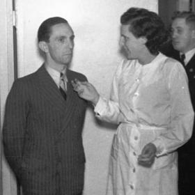 Leni v družném hovoru s Josephem Goebbelsem