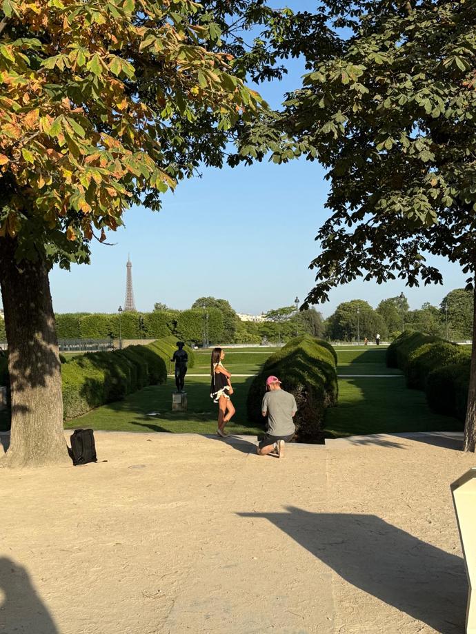FOTO: Mladá zpěvačka čerpala inspiraci v uličkách francouzské metropole. – stránka 5