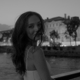 Charlotte Gott zveřejnila videoklip ke třetímu singlu Paris.