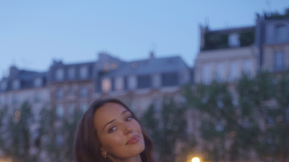 FOTO: Charlotte Gott vypadá ve vizuálu k písni Paris úchvatně.