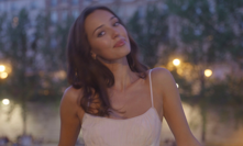 Charlotte Gott vypadá ve vizuálu k písni Paris úchvatně.