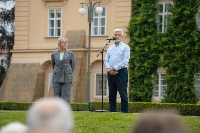 FOTO: Petr Pavel a Eva Pavlová v Lánech. – stránka 75