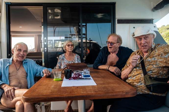 FOTO: Oldřich Kaiser, Petr Kostka, Jan Vlasák a Dana Syslová ve filmu Pět švestek. – stránka 1