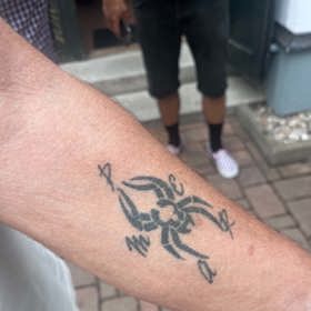Ukázal nám v detailu své tetování pavoučka pro štěstí s pěti písmeny svých dětí.